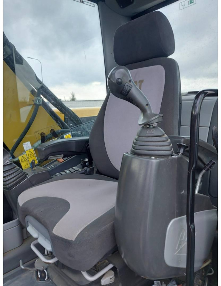 CAT M313D - Gumikerekes kotró: 5 kép. CAT M313D - Gumikerekes kotró: 5 kép.