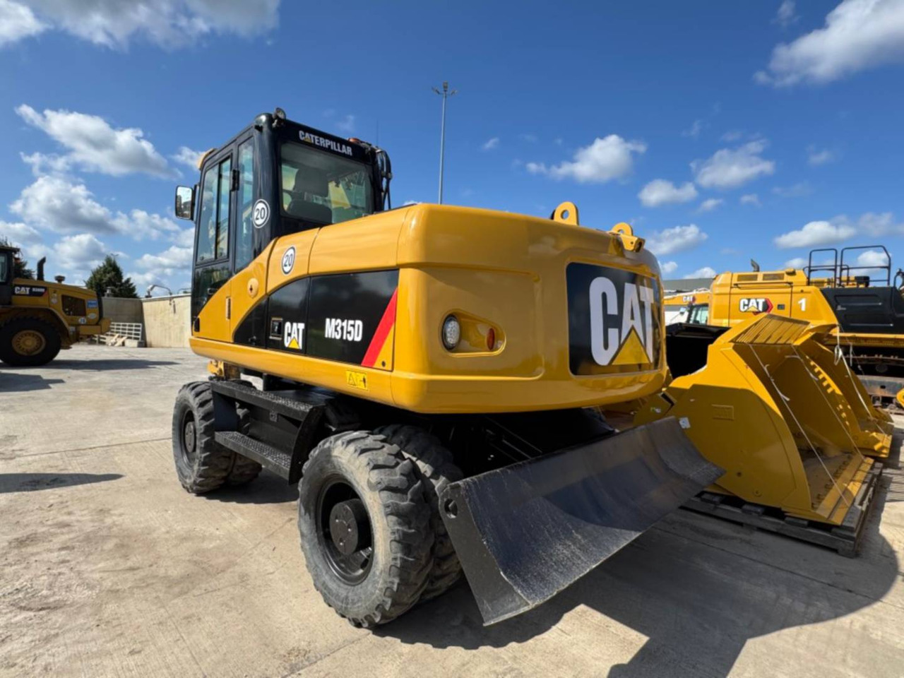 CAT M315D - Gumikerekes kotró: 4 kép. CAT M315D - Gumikerekes kotró: 4 kép.