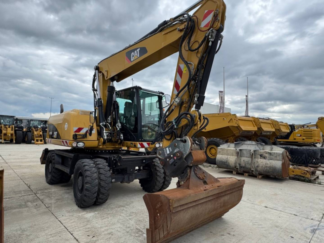 CAT M315D - Gumikerekes kotró: 2 kép. CAT M315D - Gumikerekes kotró: 2 kép.