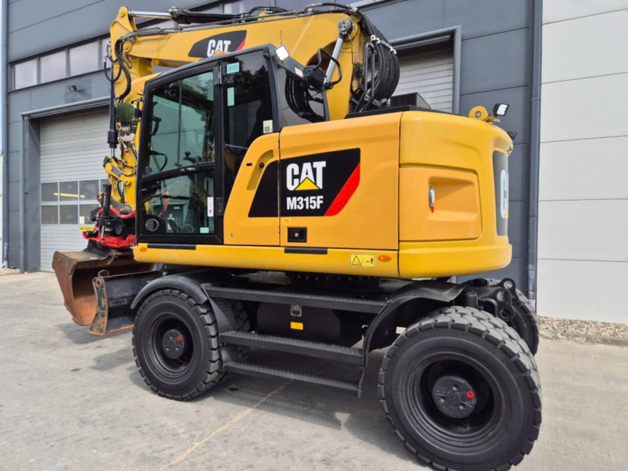 CAT M315F - Gumikerekes kotró: 4 kép. CAT M315F - Gumikerekes kotró: 4 kép.