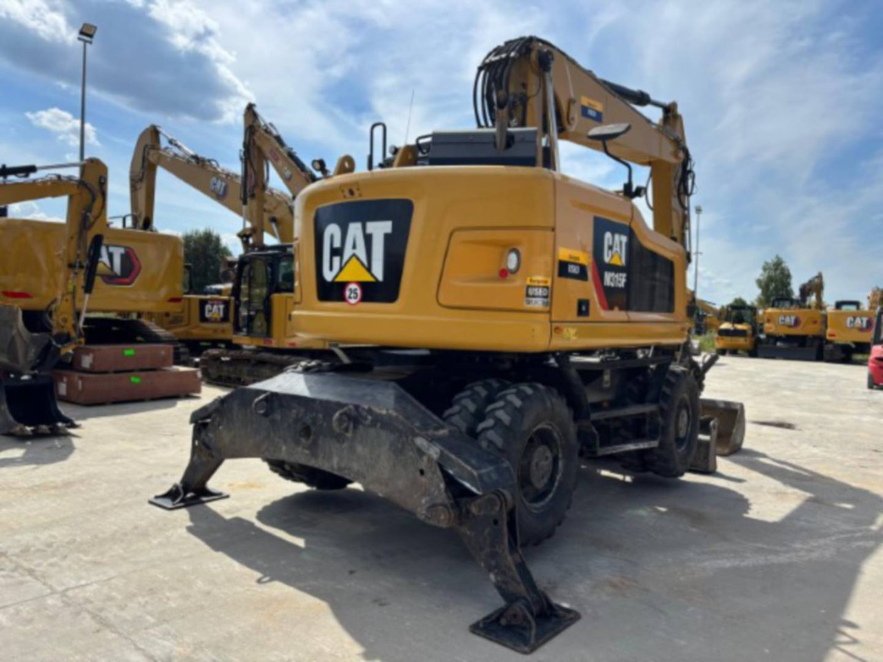 CAT M315F - Gumikerekes kotró: 3 kép. CAT M315F - Gumikerekes kotró: 3 kép.