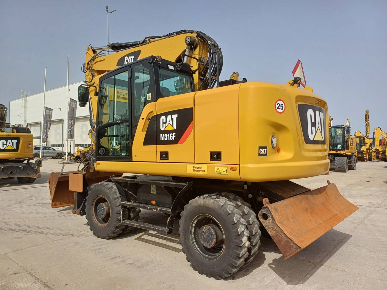 CAT M316F - Gumikerekes kotró: 4 kép. CAT M316F - Gumikerekes kotró: 4 kép.