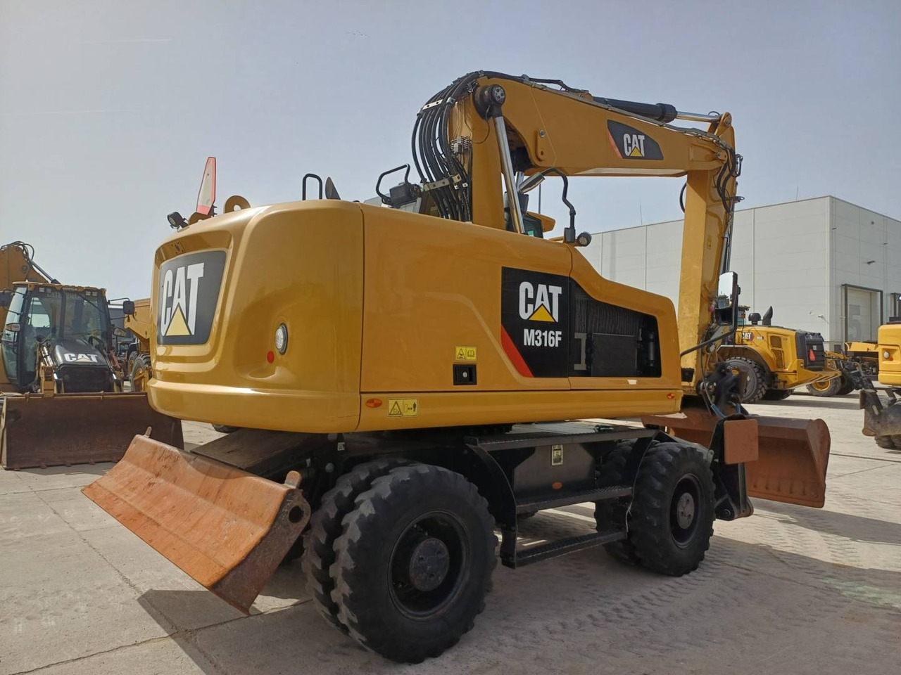 CAT M316F - Gumikerekes kotró: 3 kép. CAT M316F - Gumikerekes kotró: 3 kép.