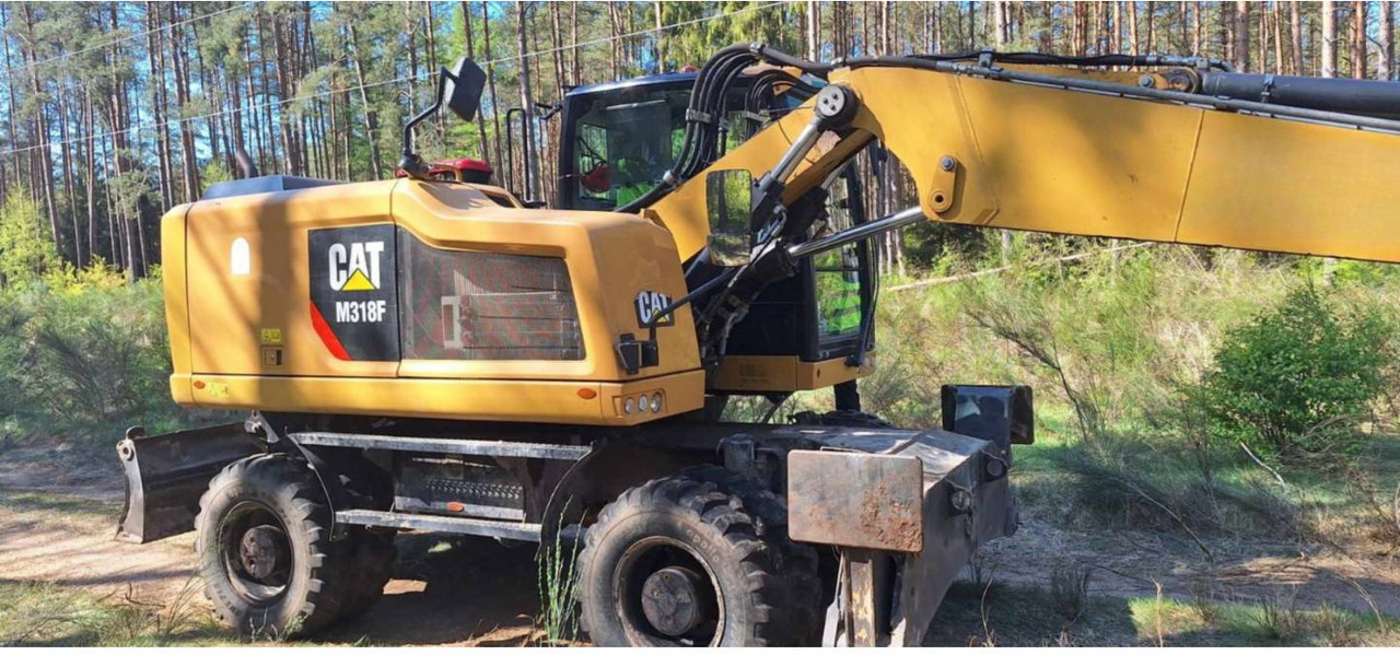 CAT M318F - Gumikerekes kotró: 2 kép. CAT M318F - Gumikerekes kotró: 2 kép.