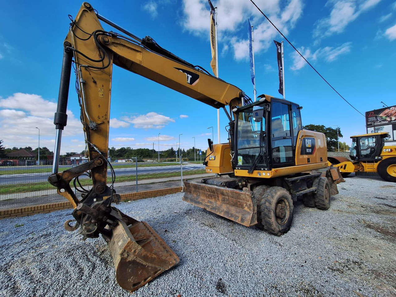 CAT M318F - Gumikerekes kotró: 1 kép. CAT M318F - Gumikerekes kotró: 1 kép.