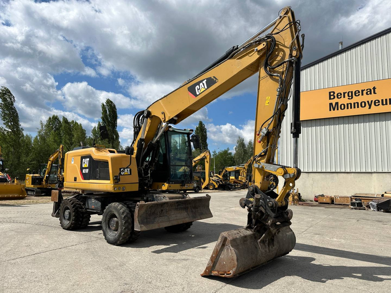 CAT M318F - Gumikerekes kotró: 2 kép. CAT M318F - Gumikerekes kotró: 2 kép.