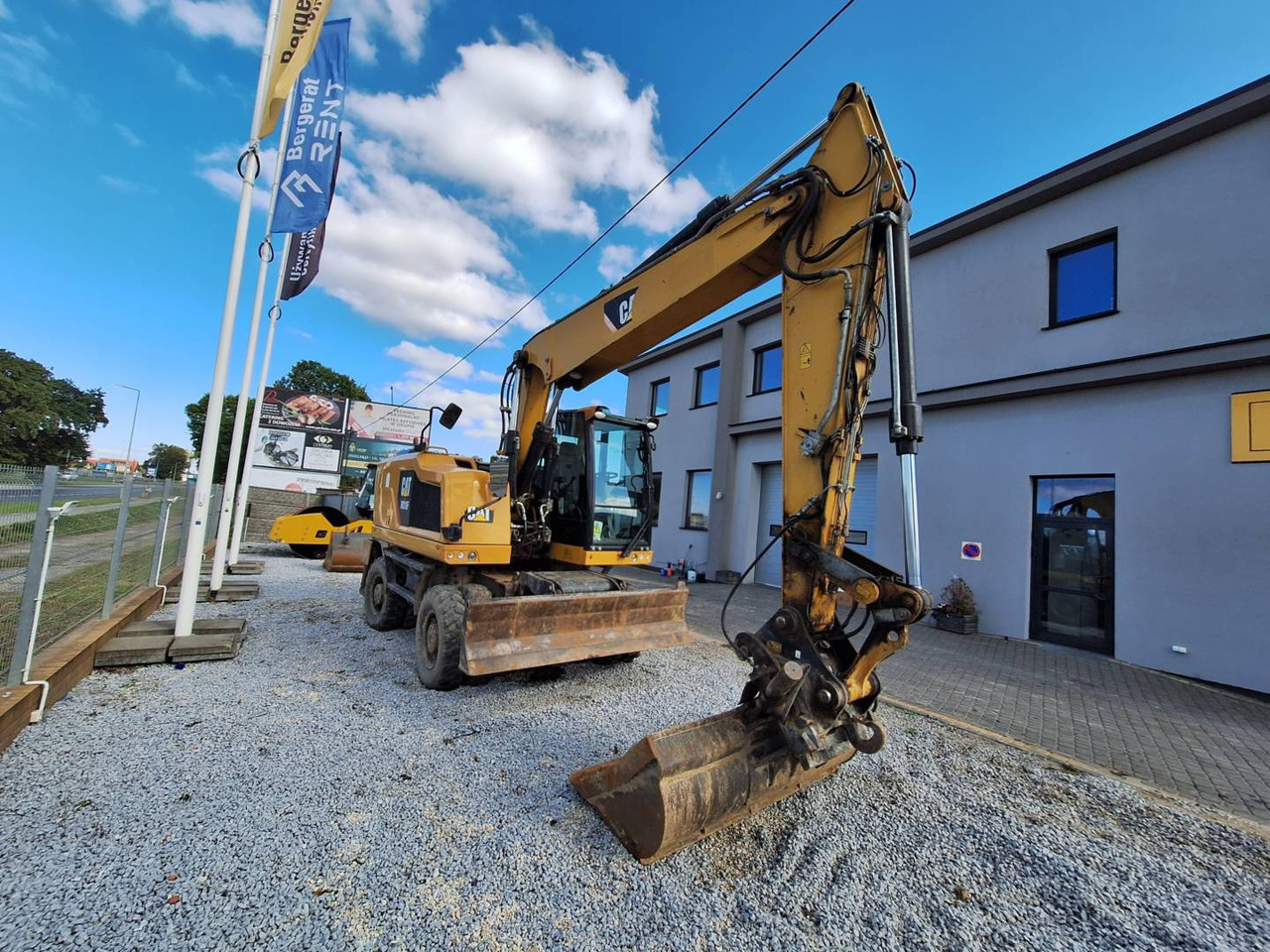 CAT M318F - Gumikerekes kotró: 2 kép. CAT M318F - Gumikerekes kotró: 2 kép.