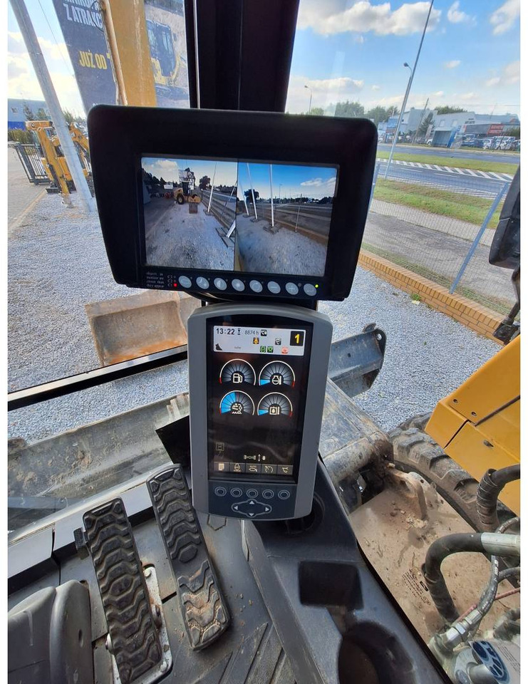 CAT M318F - Gumikerekes kotró: 5 kép. CAT M318F - Gumikerekes kotró: 5 kép.