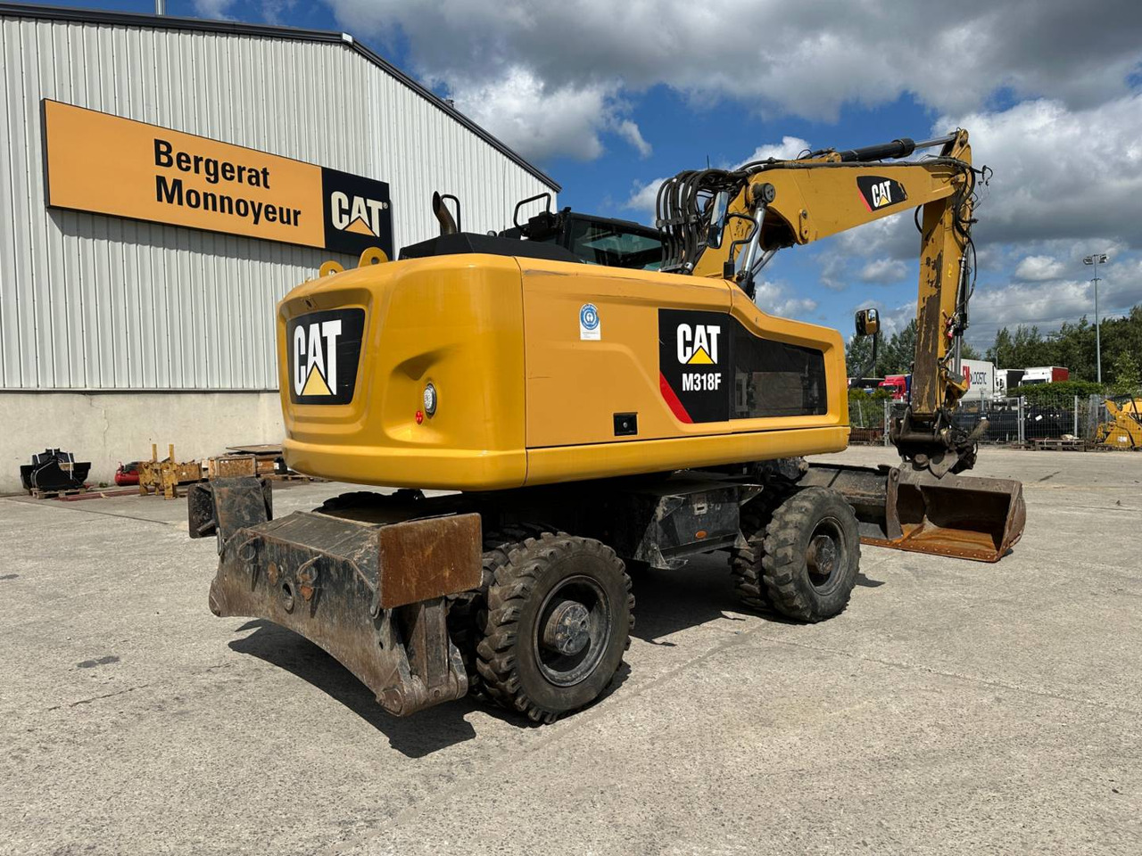 CAT M318F - Gumikerekes kotró: 3 kép. CAT M318F - Gumikerekes kotró: 3 kép.