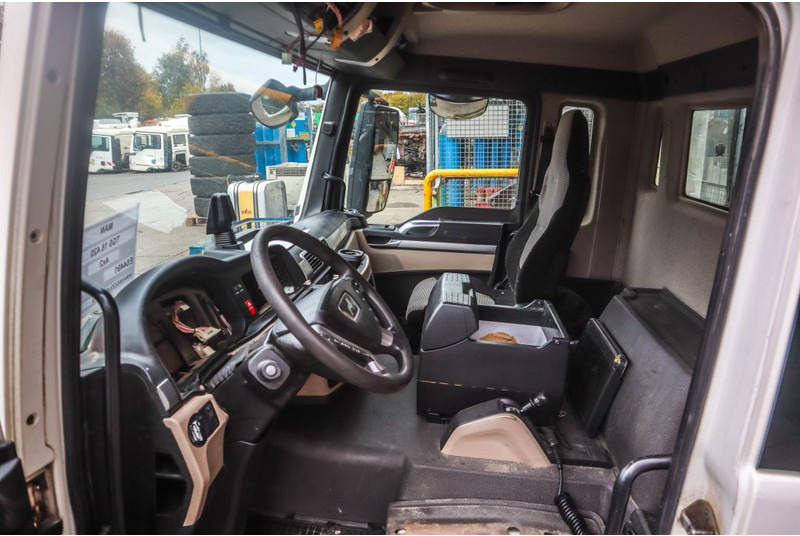 MAN F99L17 TGS EURO6 81.60000-7909 - Fülke és belső tér - Teherautó: 5 kép. MAN F99L17 TGS EURO6 81.60000-7909 - Fülke és belső tér - Teherautó: 5 kép.