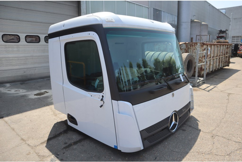 Mercedes-Benz AROCS M-CAB CLASSICSPACE 2.3 M - Fülke és belső tér - Teherautó: 3 kép. Mercedes-Benz AROCS M-CAB CLASSICSPACE 2.3 M - Fülke és belső tér - Teherautó: 3 kép.