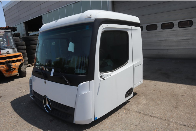 Mercedes-Benz AROCS M-CAB CLASSICSPACE 2.3M - Fülke és belső tér - Teherautó: 2 kép. Mercedes-Benz AROCS M-CAB CLASSICSPACE 2.3M - Fülke és belső tér - Teherautó: 2 kép.