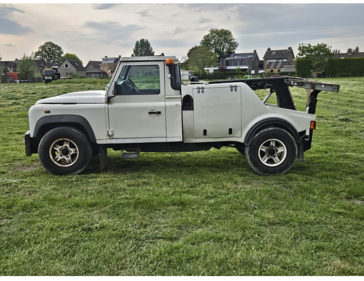 Land Rover Defender Breaking down vehicle - Vontató: 3 kép. Land Rover Defender Breaking down vehicle - Vontató: 3 kép.