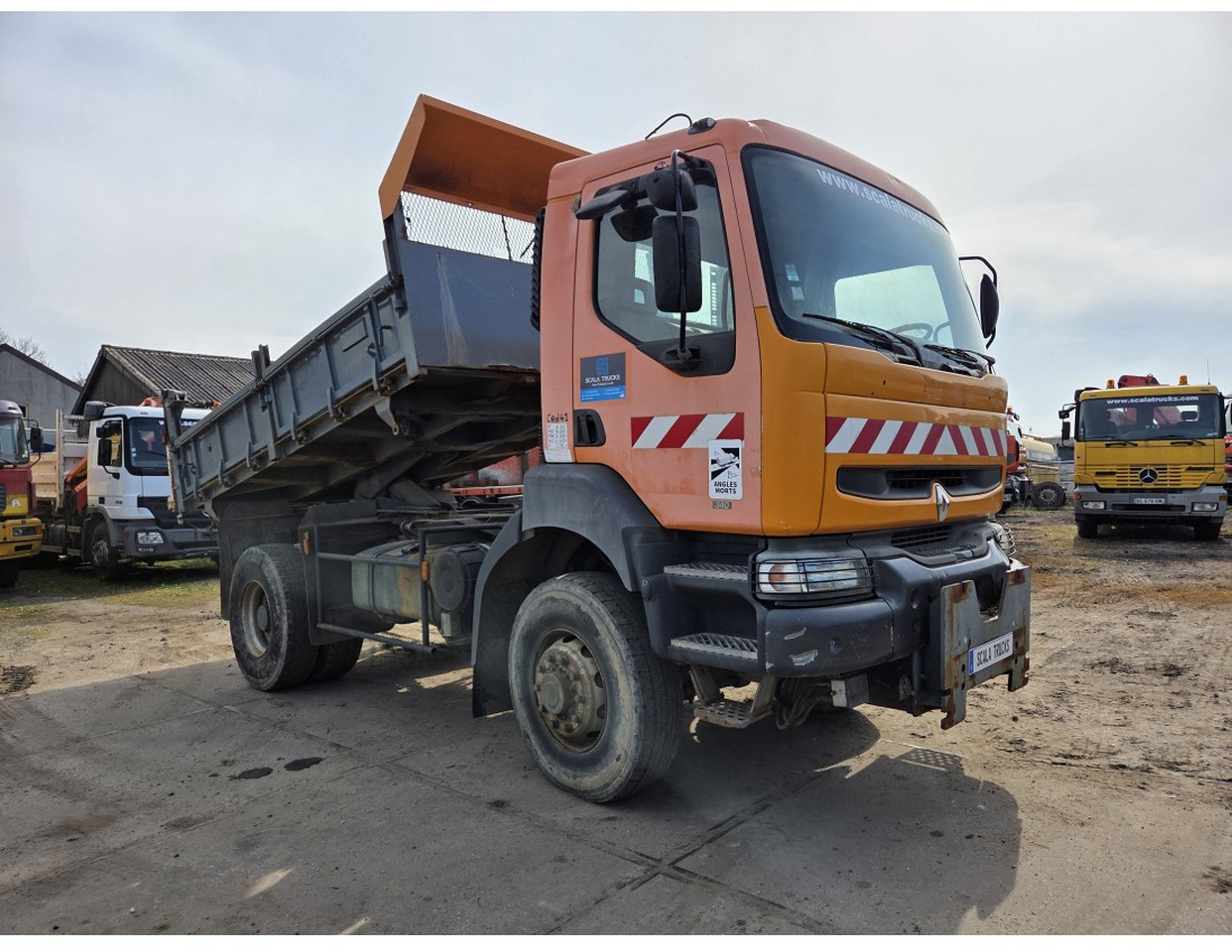 Renault Kerax 340 4x4 Tipper Manual Gearbox Mechanical pump Pompe Mecanique - Billenőplatós teherautó: 4 kép. Renault Kerax 340 4x4 Tipper Manual Gearbox Mechanical pump Pompe Mecanique - Billenőplatós teherautó: 4 kép.