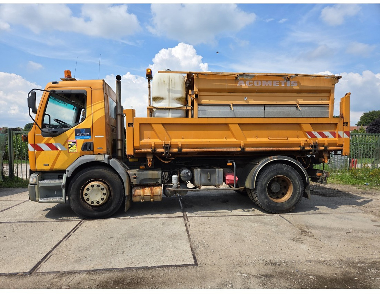 Renault Premium 300 4x2 Tipper Gritter Manual Gearbox Mechanical pump Pomp - Billenőplatós teherautó: 3 kép. Renault Premium 300 4x2 Tipper Gritter Manual Gearbox Mechanical pump Pomp - Billenőplatós teherautó: 3 kép.
