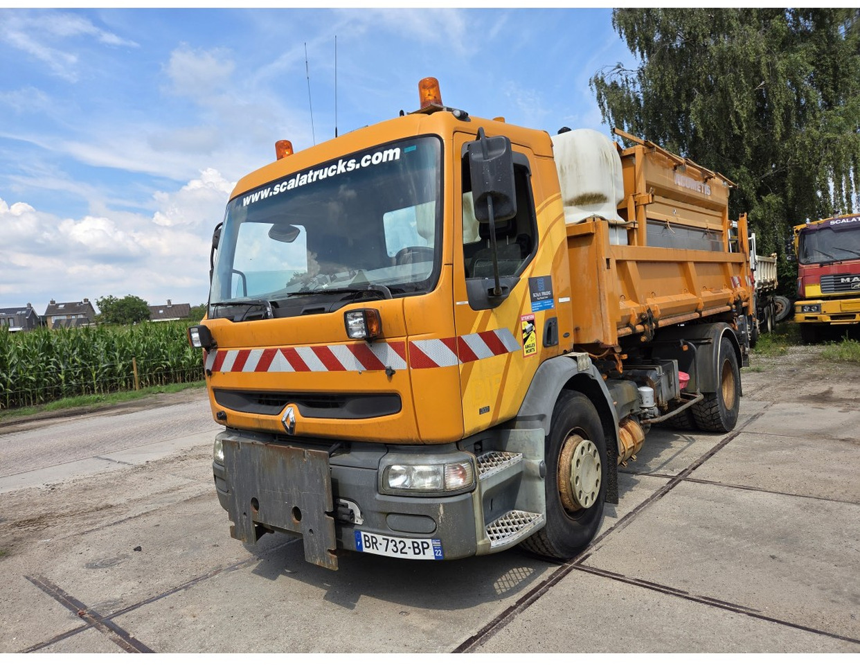Renault Premium 300 4x2 Tipper Gritter Manual Gearbox Mechanical pump Pomp - Billenőplatós teherautó: 1 kép. Renault Premium 300 4x2 Tipper Gritter Manual Gearbox Mechanical pump Pomp - Billenőplatós teherautó: 1 kép.