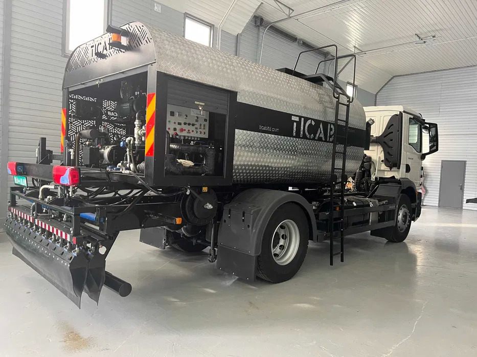 TICAB Аutonomous Asphalt Sprayer 8000 L, Asphalt Distributor, Manufacturer - Betonpumpa: 1 kép. TICAB Аutonomous Asphalt Sprayer 8000 L, Asphalt Distributor, Manufacturer - Betonpumpa: 1 kép.