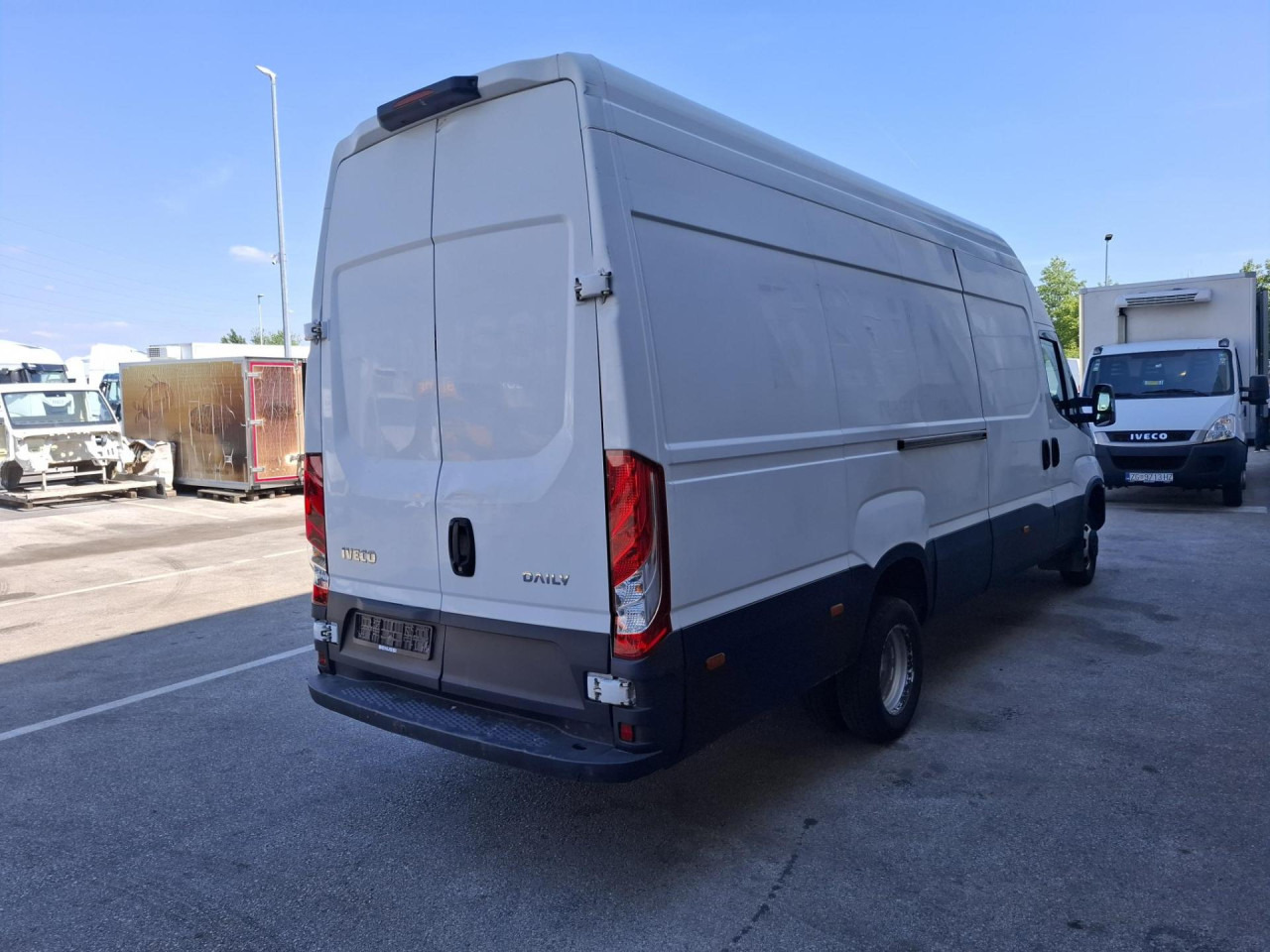 IVECO Daily 35C16V - Kisbusz: 3 kép. IVECO Daily 35C16V - Kisbusz: 3 kép.