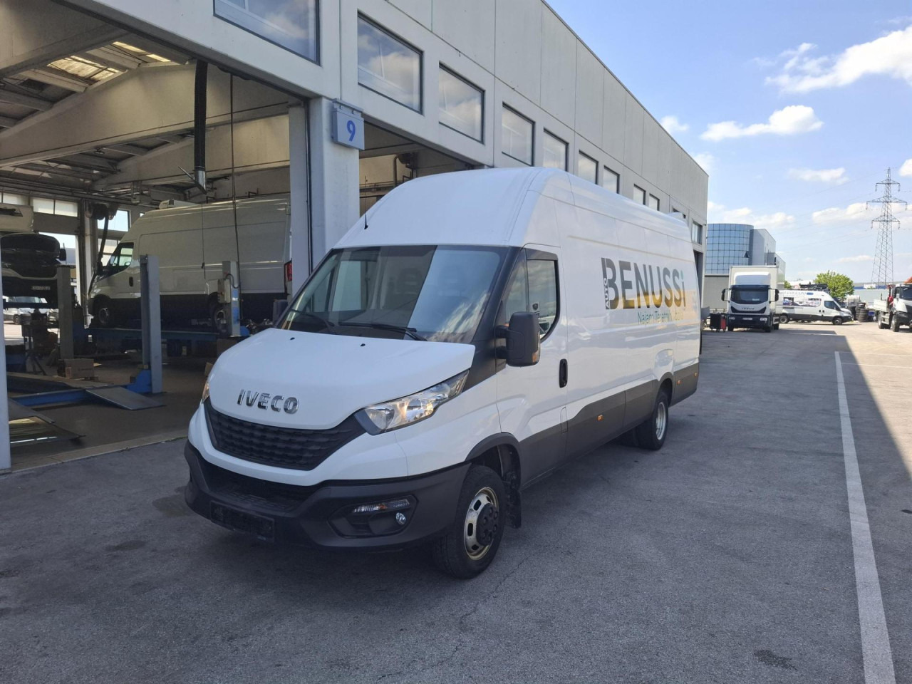 IVECO Daily 35C18H V - Kisbusz: 1 kép. IVECO Daily 35C18H V - Kisbusz: 1 kép.