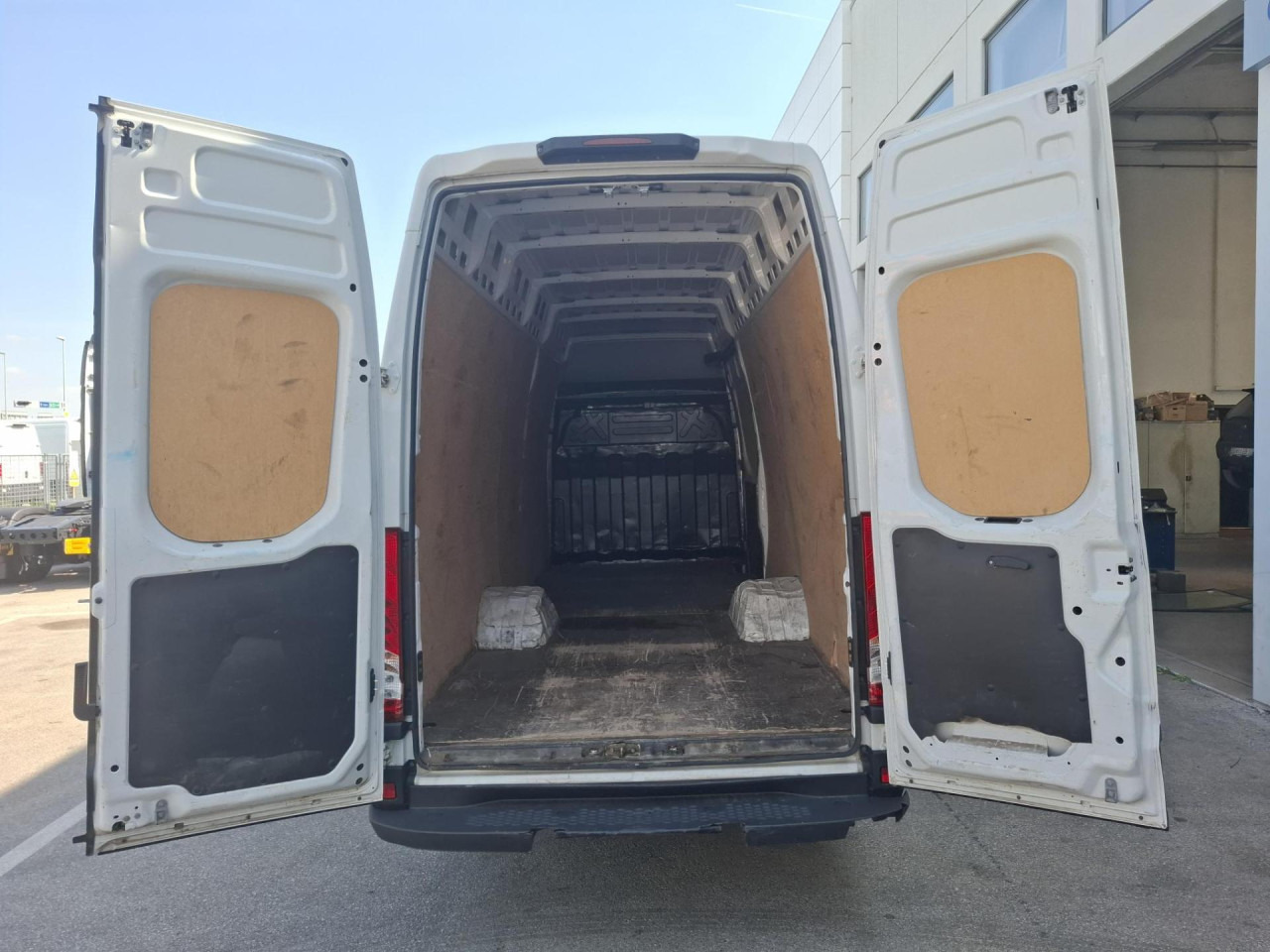 IVECO Daily 35C18H V - Kisbusz: 5 kép. IVECO Daily 35C18H V - Kisbusz: 5 kép.