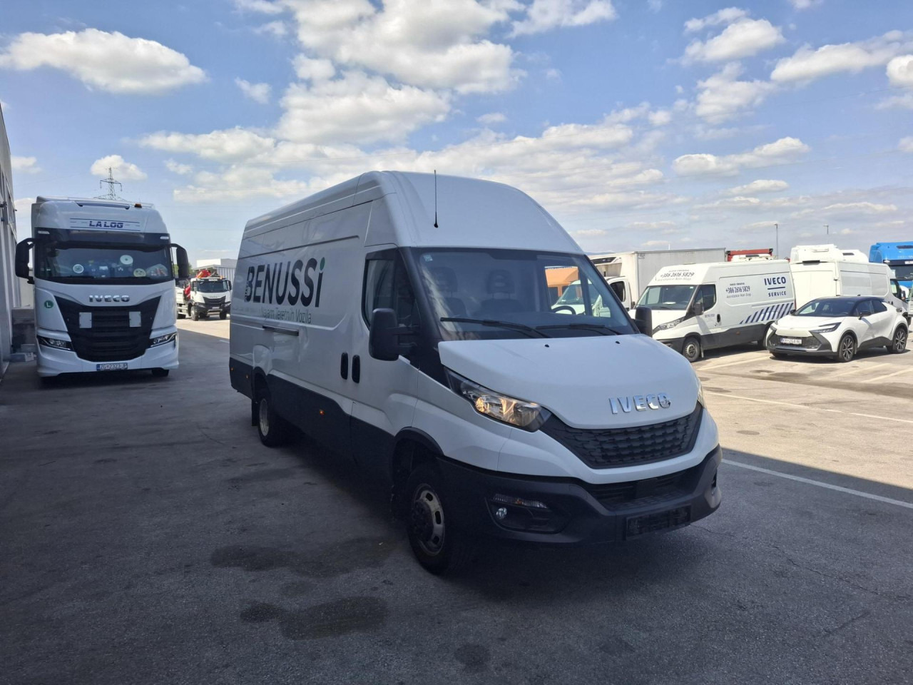 IVECO Daily 35C18H V - Kisbusz: 2 kép. IVECO Daily 35C18H V - Kisbusz: 2 kép.