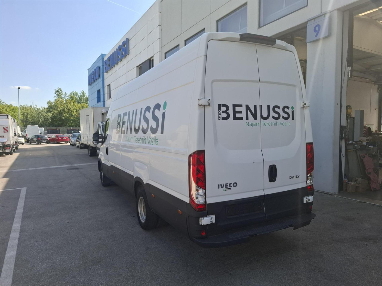 IVECO Daily 35C18H V - Kisbusz: 4 kép. IVECO Daily 35C18H V - Kisbusz: 4 kép.