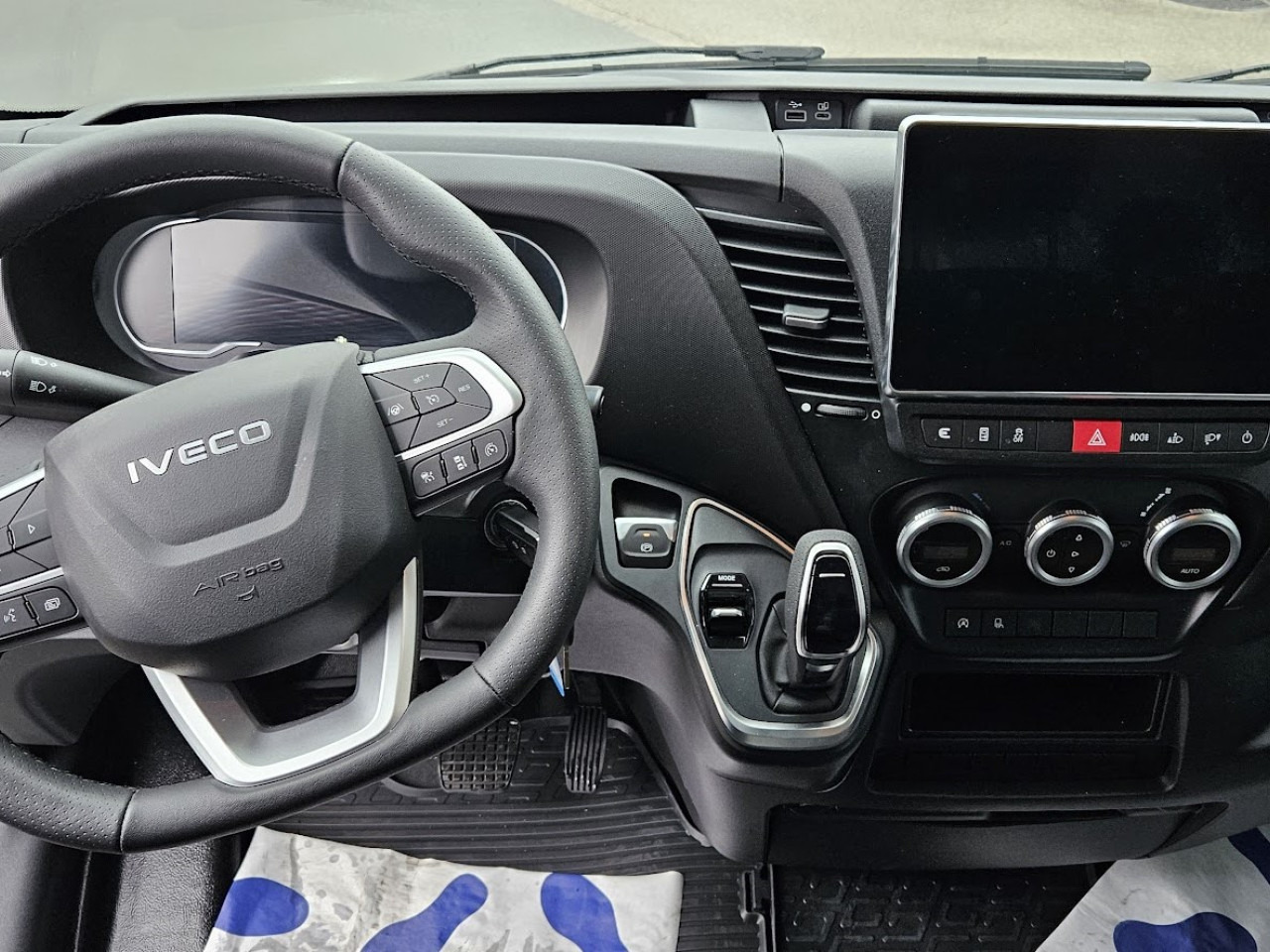 IVECO Daily 35S14A8 - Furgon: 5 kép. IVECO Daily 35S14A8 - Furgon: 5 kép.