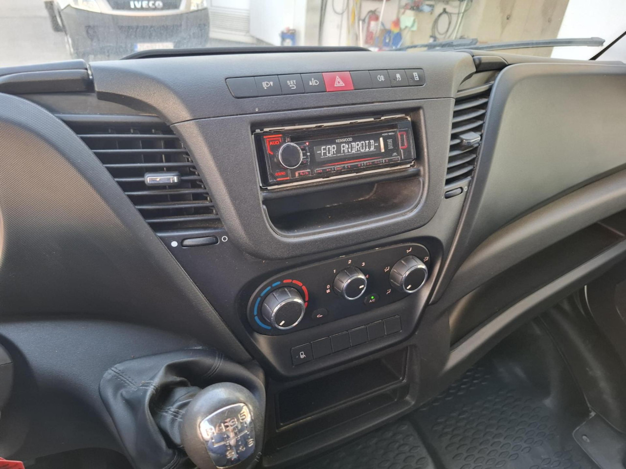 Kisbusz IVECO Daily 35S14V: 7 kép.