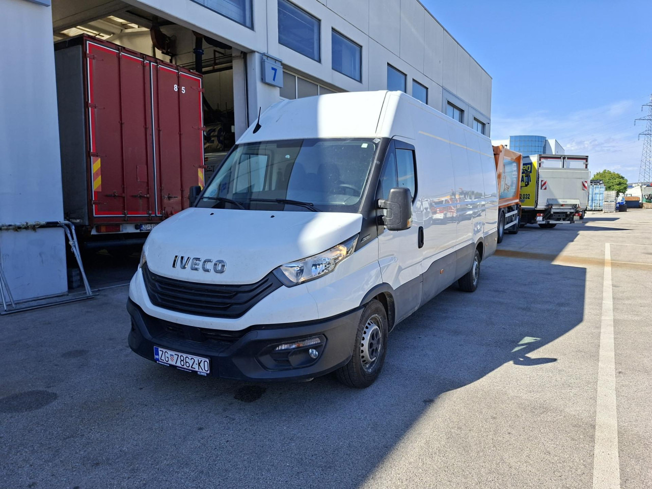 IVECO Daily 35S16V - Kisbusz: 2 kép. IVECO Daily 35S16V - Kisbusz: 2 kép.