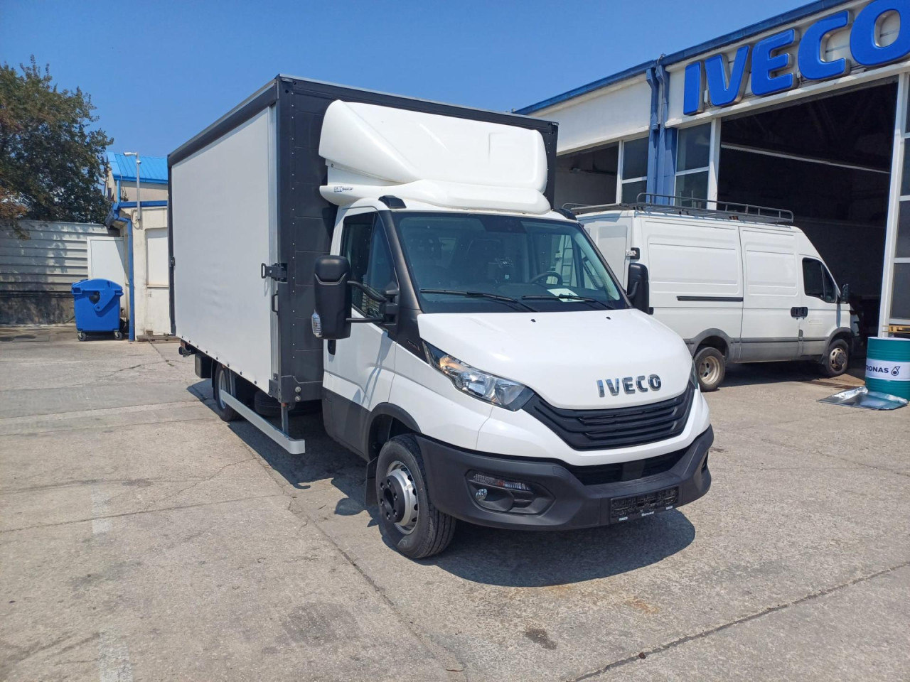 IVECO Daily 70C18H - Ponyvás kisteherautó: 4 kép. IVECO Daily 70C18H - Ponyvás kisteherautó: 4 kép.