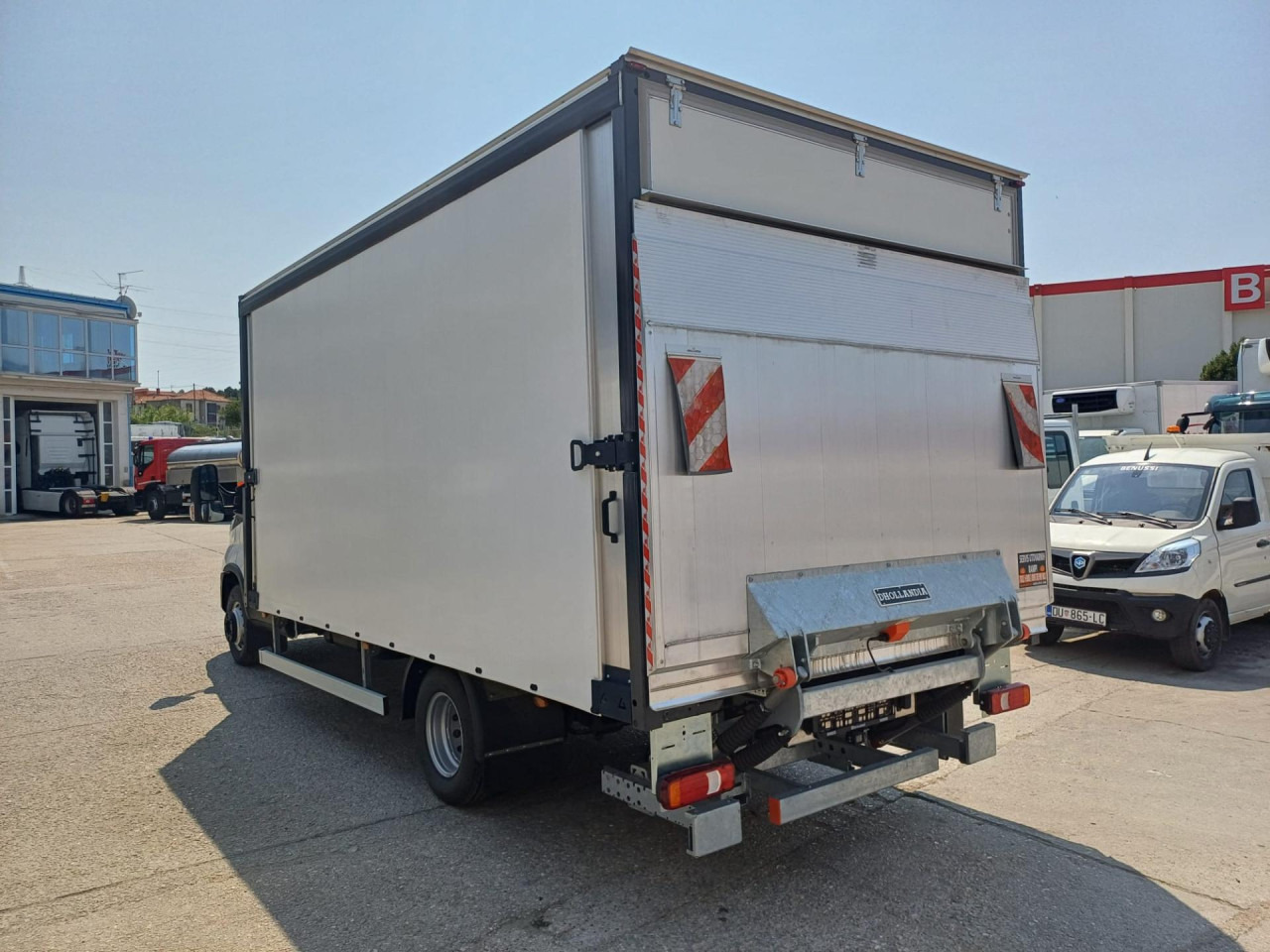 IVECO Daily 70C18H - Ponyvás kisteherautó: 5 kép. IVECO Daily 70C18H - Ponyvás kisteherautó: 5 kép.