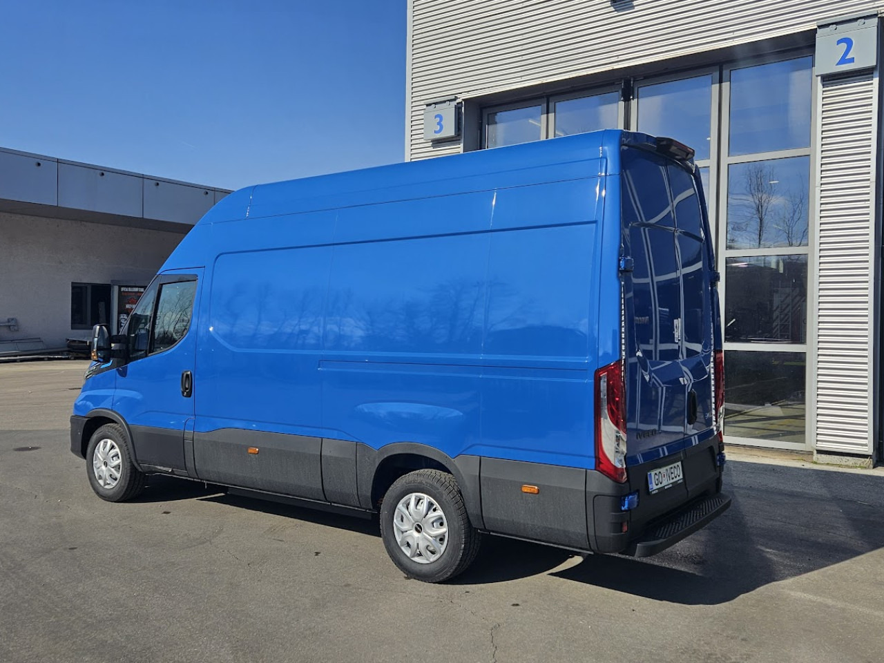 IVECO Daily ELEKTRIČNI 35 C 18H - Kisbusz, Elektromos kisteherautó: 3 kép. IVECO Daily ELEKTRIČNI 35 C 18H - Kisbusz, Elektromos kisteherautó: 3 kép.