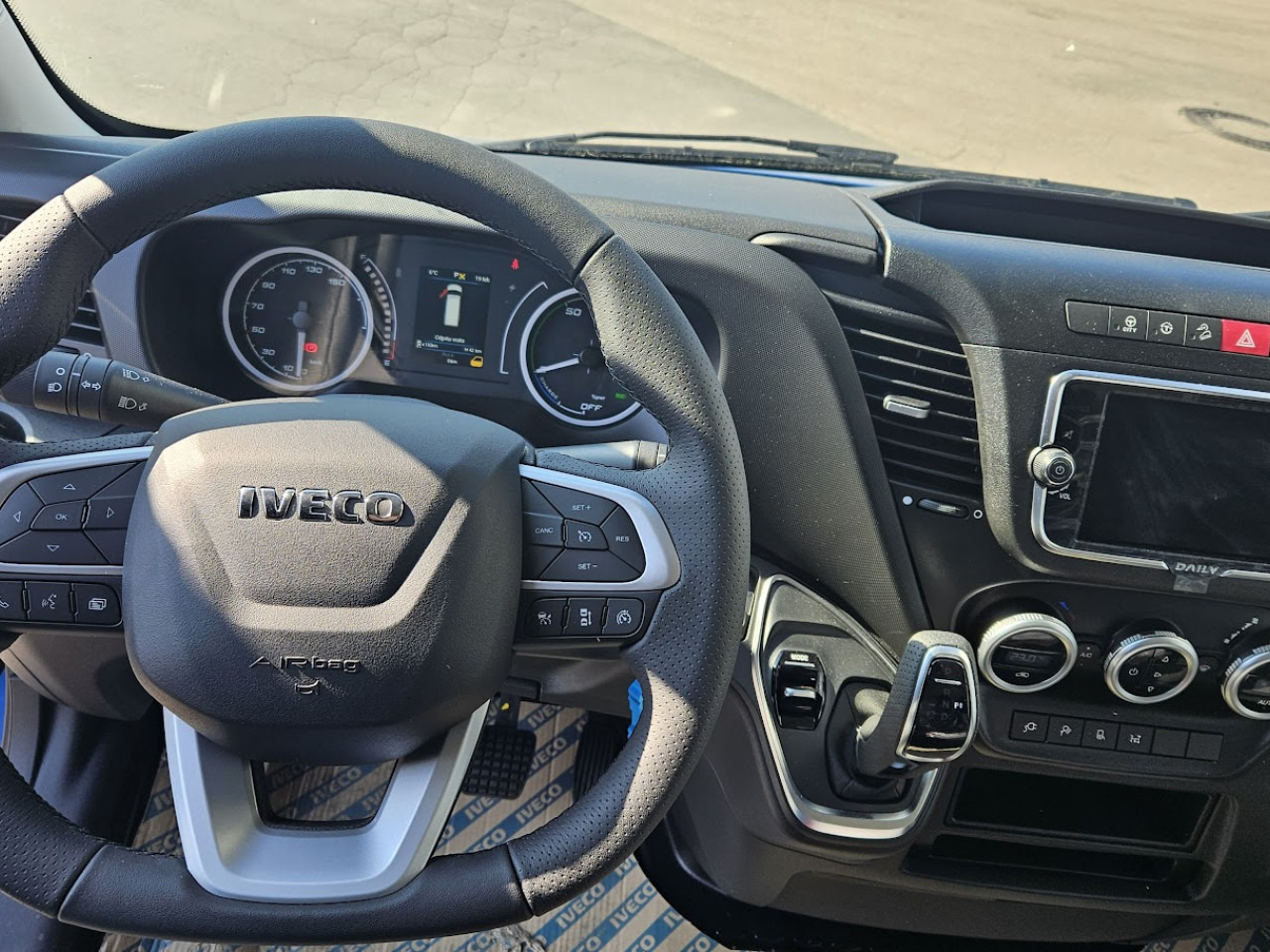 IVECO Daily ELEKTRIČNI 35 C 18H - Kisbusz, Elektromos kisteherautó: 4 kép. IVECO Daily ELEKTRIČNI 35 C 18H - Kisbusz, Elektromos kisteherautó: 4 kép.