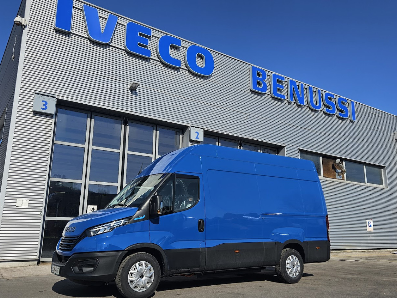IVECO Daily ELEKTRIČNI 35 C 18H - Kisbusz, Elektromos kisteherautó: 1 kép. IVECO Daily ELEKTRIČNI 35 C 18H - Kisbusz, Elektromos kisteherautó: 1 kép.