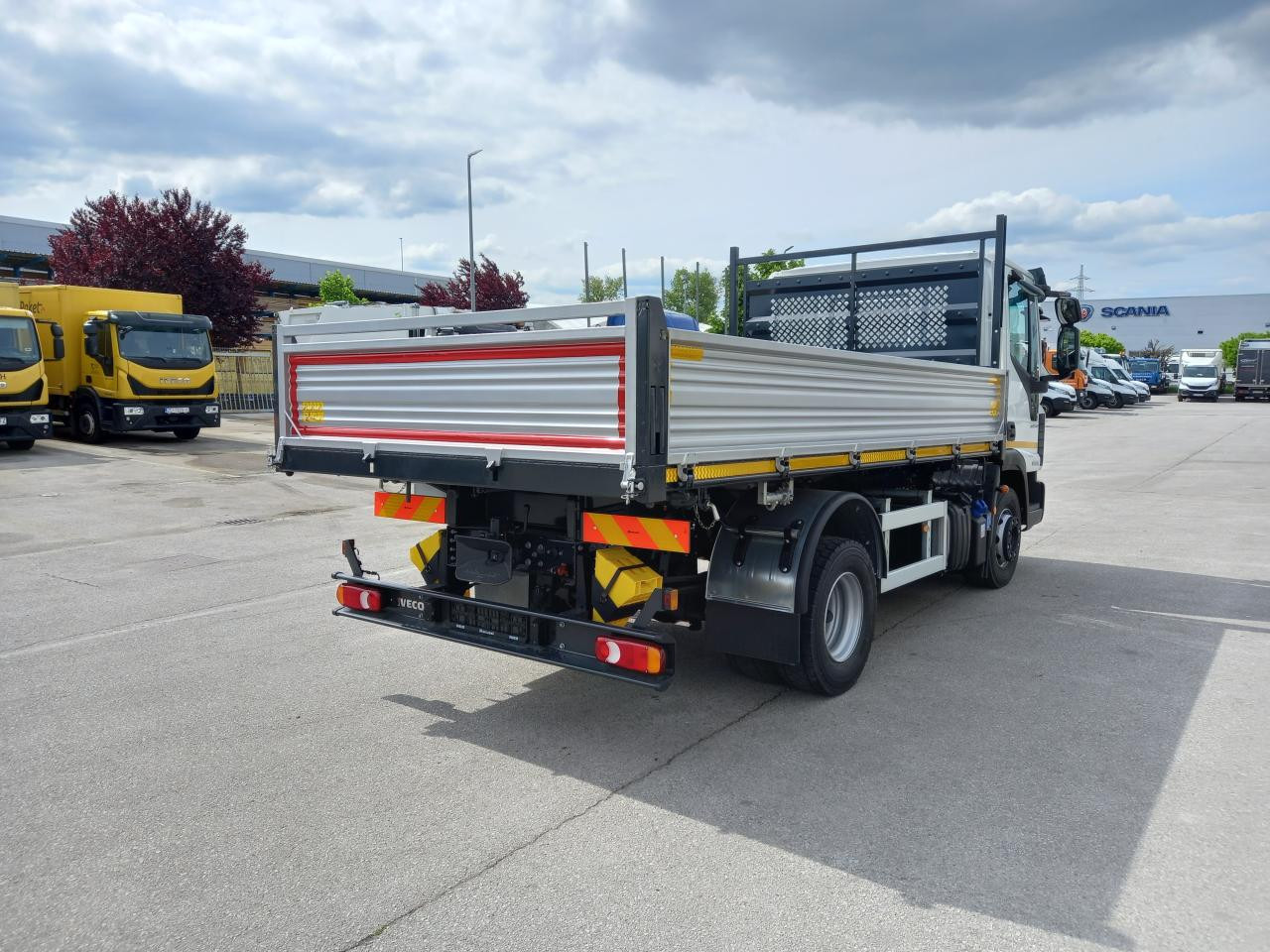 IVECO Eurocargo ML120EL25 - Billenőplatós kisteherautó: 4 kép. IVECO Eurocargo ML120EL25 - Billenőplatós kisteherautó: 4 kép.