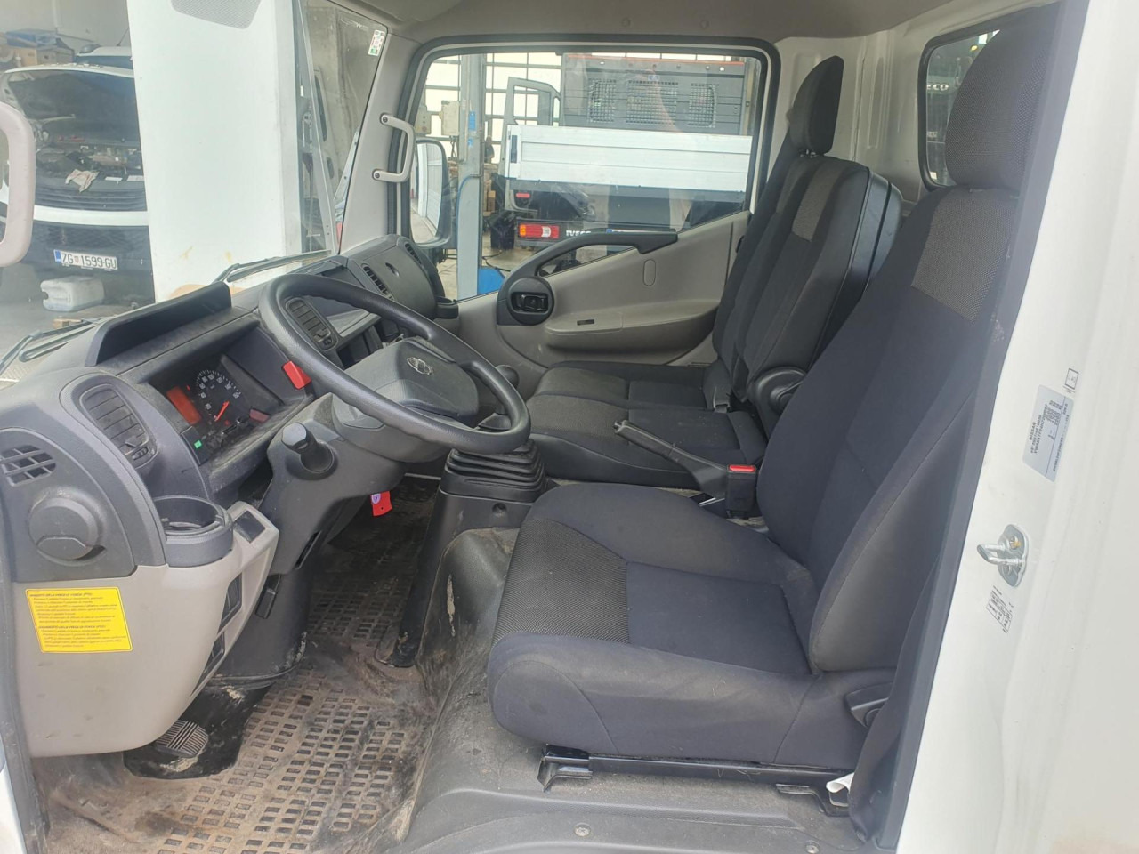 Emelőkosaras teherautó NISSAN Cabstar NT400: 6 kép.