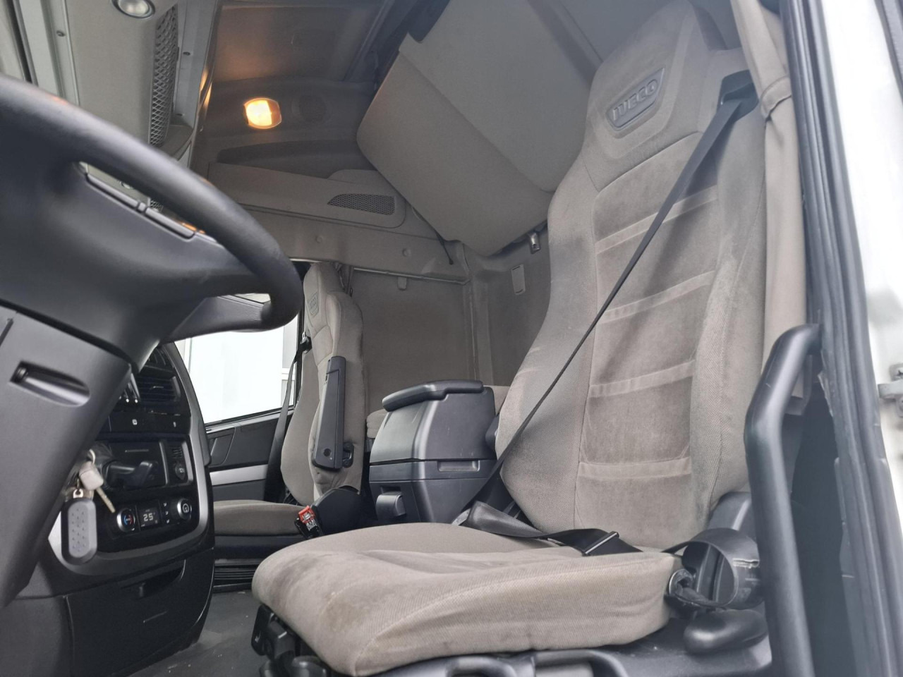 Nyergesvontató IVECO Stralis AS440S51T/P: 7 kép.