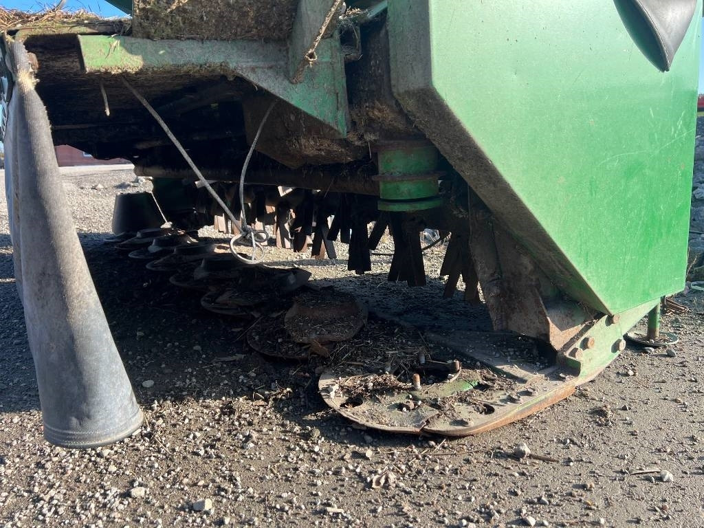 John Deere 131 Frontslåtter - Fűkasza: 5 kép. John Deere 131 Frontslåtter - Fűkasza: 5 kép.
