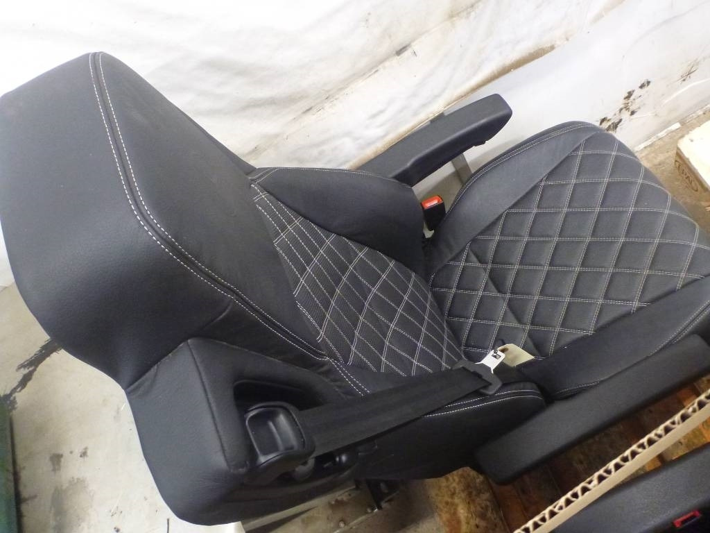 Mercedes-Benz Actros - Fülke - Teherautó: 3 kép. Mercedes-Benz Actros - Fülke - Teherautó: 3 kép.