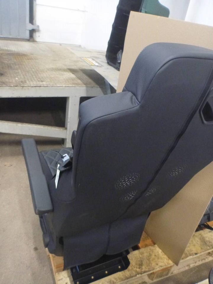 Mercedes-Benz Actros - Fülke - Teherautó: 2 kép. Mercedes-Benz Actros - Fülke - Teherautó: 2 kép.