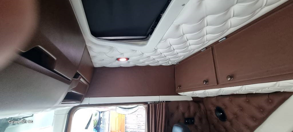 Scania R-serie Knappstoppad inredning (Next-gen) - Fülke - Teherautó: 3 kép. Scania R-serie Knappstoppad inredning (Next-gen) - Fülke - Teherautó: 3 kép.