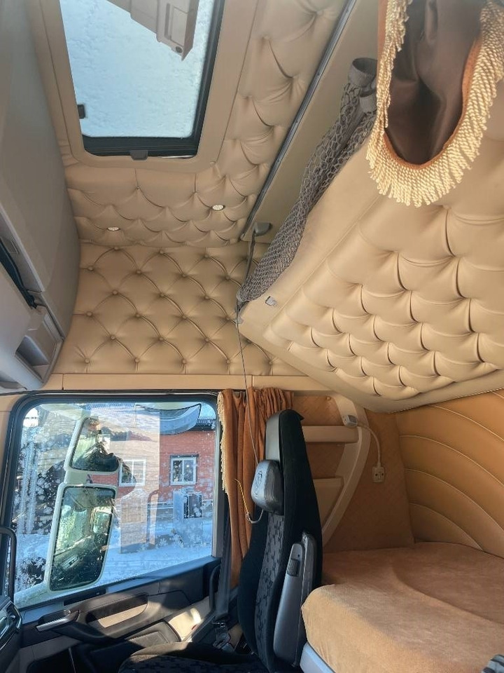 Scania R-serie Nextgen Knappstoppad inredning CR20 Hög - Fülke - Teherautó: 1 kép. Scania R-serie Nextgen Knappstoppad inredning CR20 Hög - Fülke - Teherautó: 1 kép.
