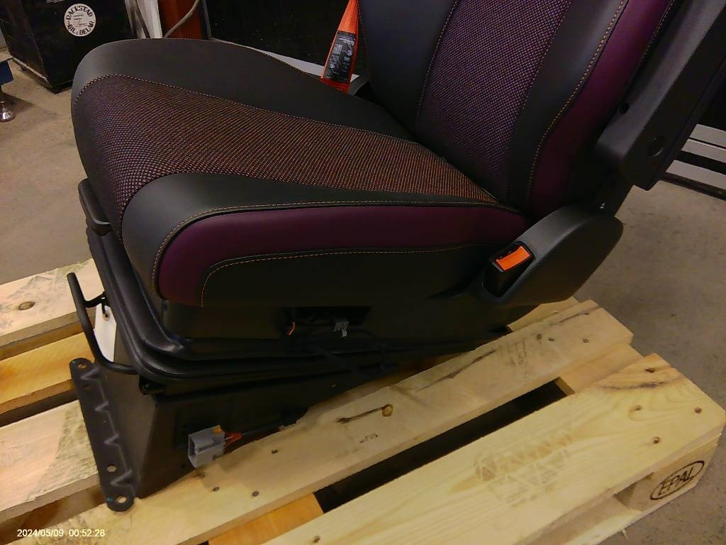 Volvo FM förarstol, 23766422 - Fülke - Teherautó: 3 kép. Volvo FM förarstol, 23766422 - Fülke - Teherautó: 3 kép.