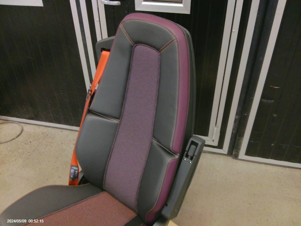 Volvo FM förarstol, 23766422 - Fülke - Teherautó: 2 kép. Volvo FM förarstol, 23766422 - Fülke - Teherautó: 2 kép.