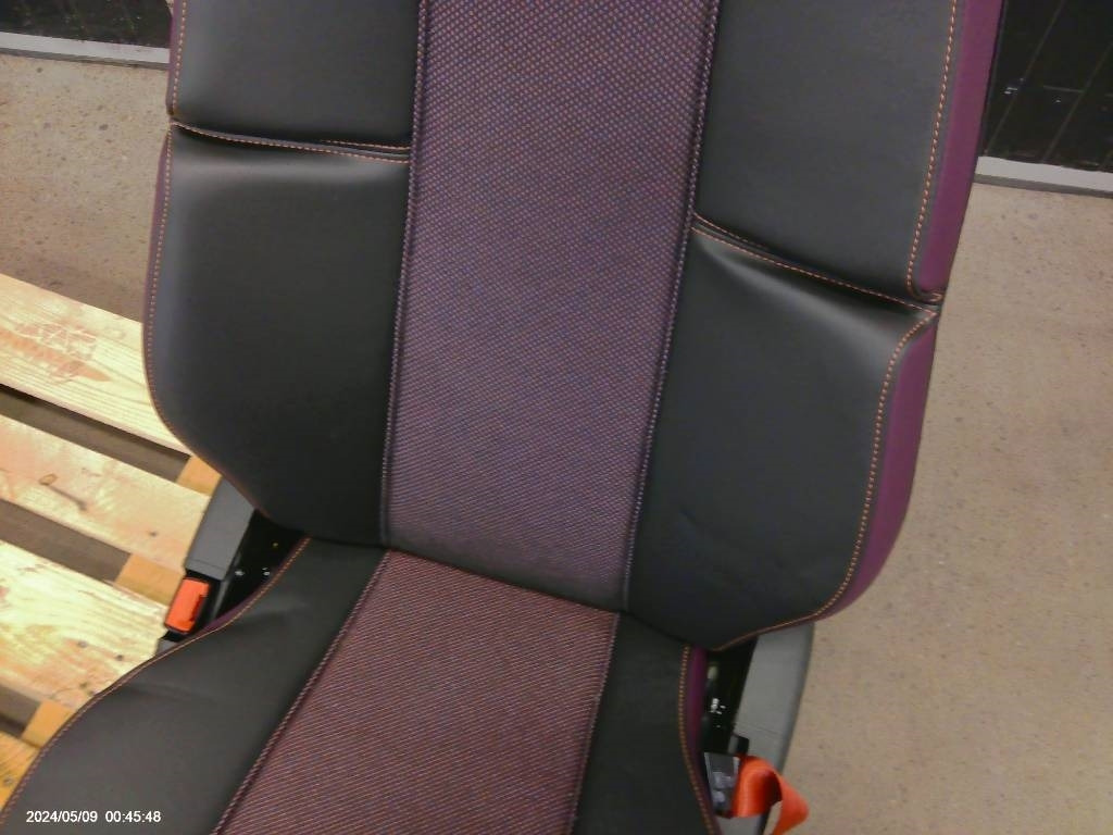 Volvo FM passagerarstol, 23766362 - Fülke - Teherautó: 3 kép. Volvo FM passagerarstol, 23766362 - Fülke - Teherautó: 3 kép.