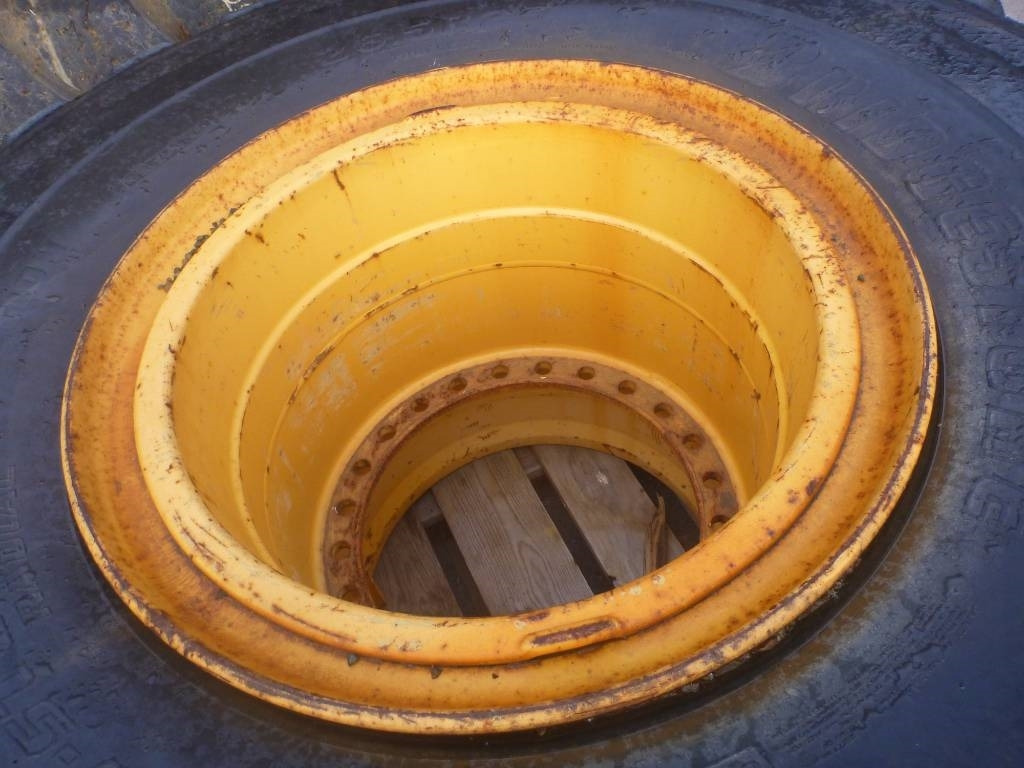 Volvo Hjul, Bridgestone 26.5R25 1st - Tengely és alkatrészek - Építőipari gépek: 4 kép. Volvo Hjul, Bridgestone 26.5R25 1st - Tengely és alkatrészek - Építőipari gépek: 4 kép.