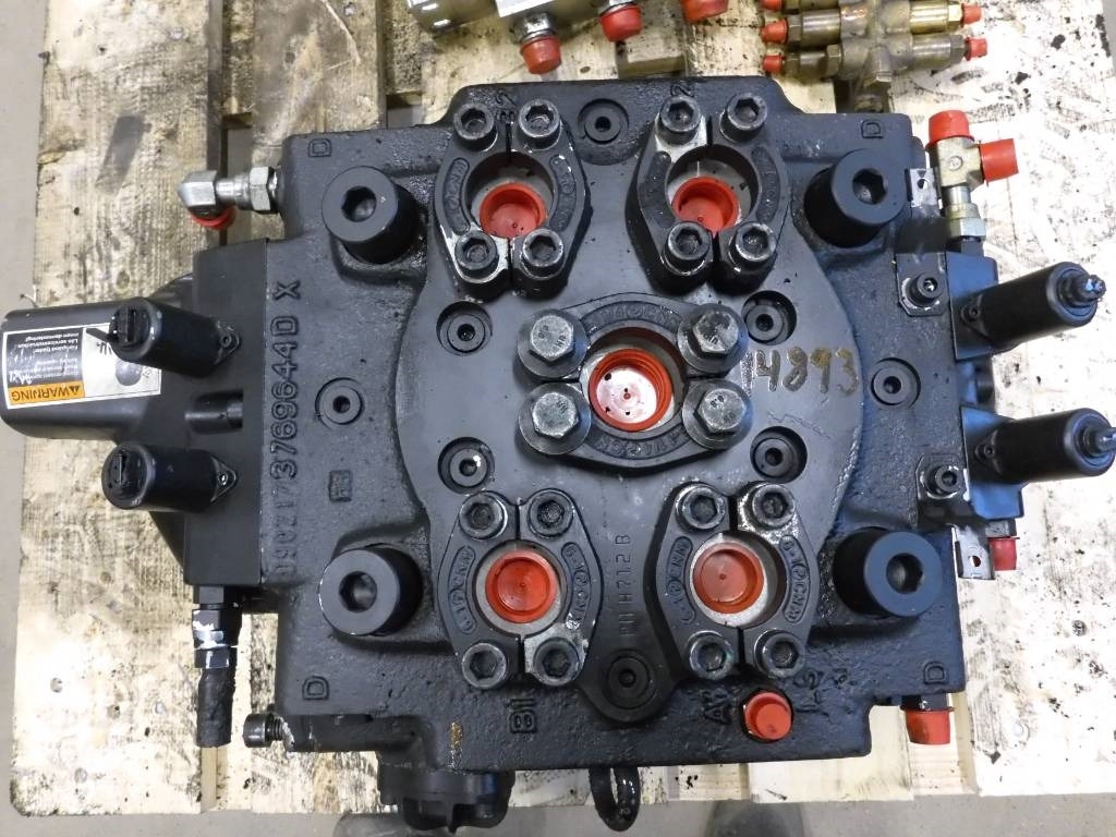 Volvo L180 HL Ventilpaket, 15015928 - Hidraulika - Építőipari gépek: 2 kép. Volvo L180 HL Ventilpaket, 15015928 - Hidraulika - Építőipari gépek: 2 kép.