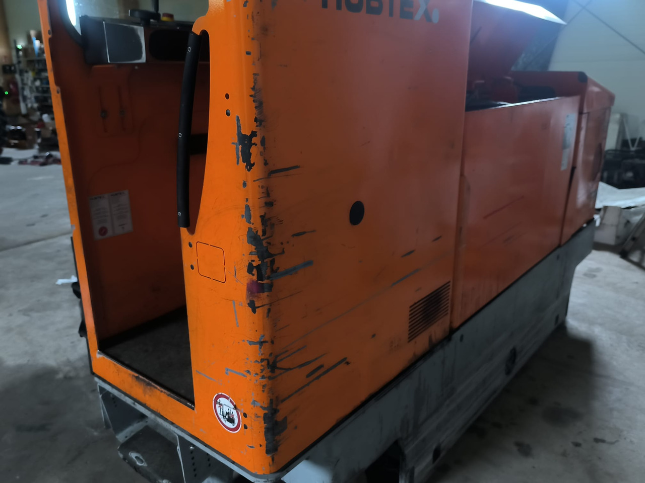 Négyutas tolóoszlopos targoncá HUBTEX MSU 30: 8 kép.