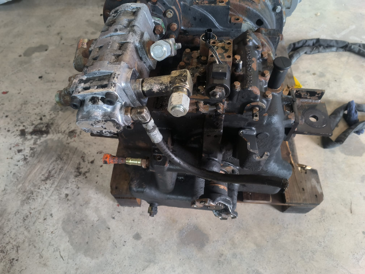NISSAN TCM l1f6f70y - Sebességváltó és alkatrészek: 2 kép. NISSAN TCM l1f6f70y - Sebességváltó és alkatrészek: 2 kép.