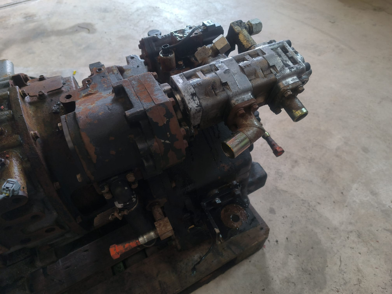 NISSAN TCM l1f6f70y - Sebességváltó és alkatrészek: 3 kép. NISSAN TCM l1f6f70y - Sebességváltó és alkatrészek: 3 kép.
